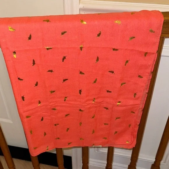 LERDU Coral Scarf with Gold Details - Picture 9 of 14